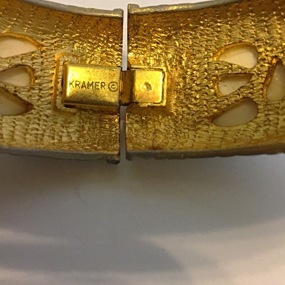 Kramer Vintage ‘50s/‘60s Scarab Hinged Bracelet - Picture 6 of 7